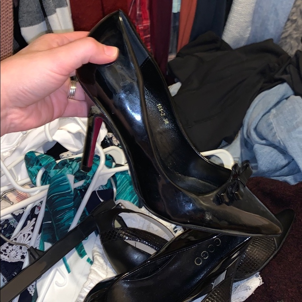 Black heels with bow